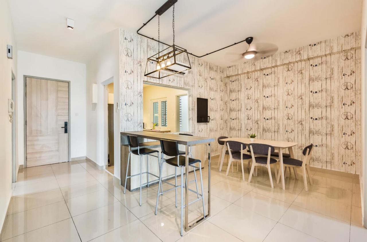 Seasons Luxury Apartment By Jk Home Джохор Бахру Екстериор снимка